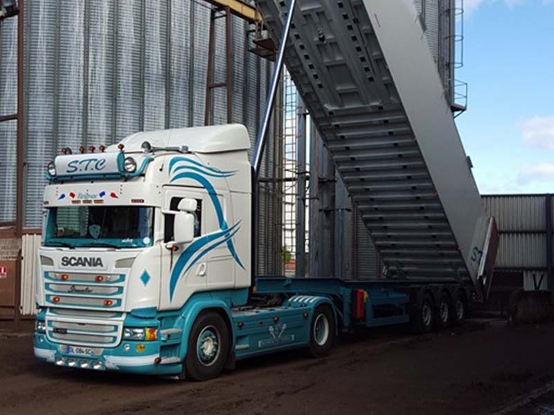 STC Transports Chaignaud : camion benne céréalière à Barbezieux près d'Angoulême en Charente (16)